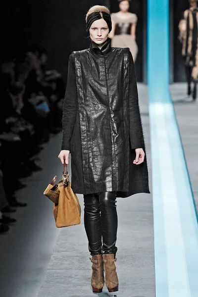 Look 16